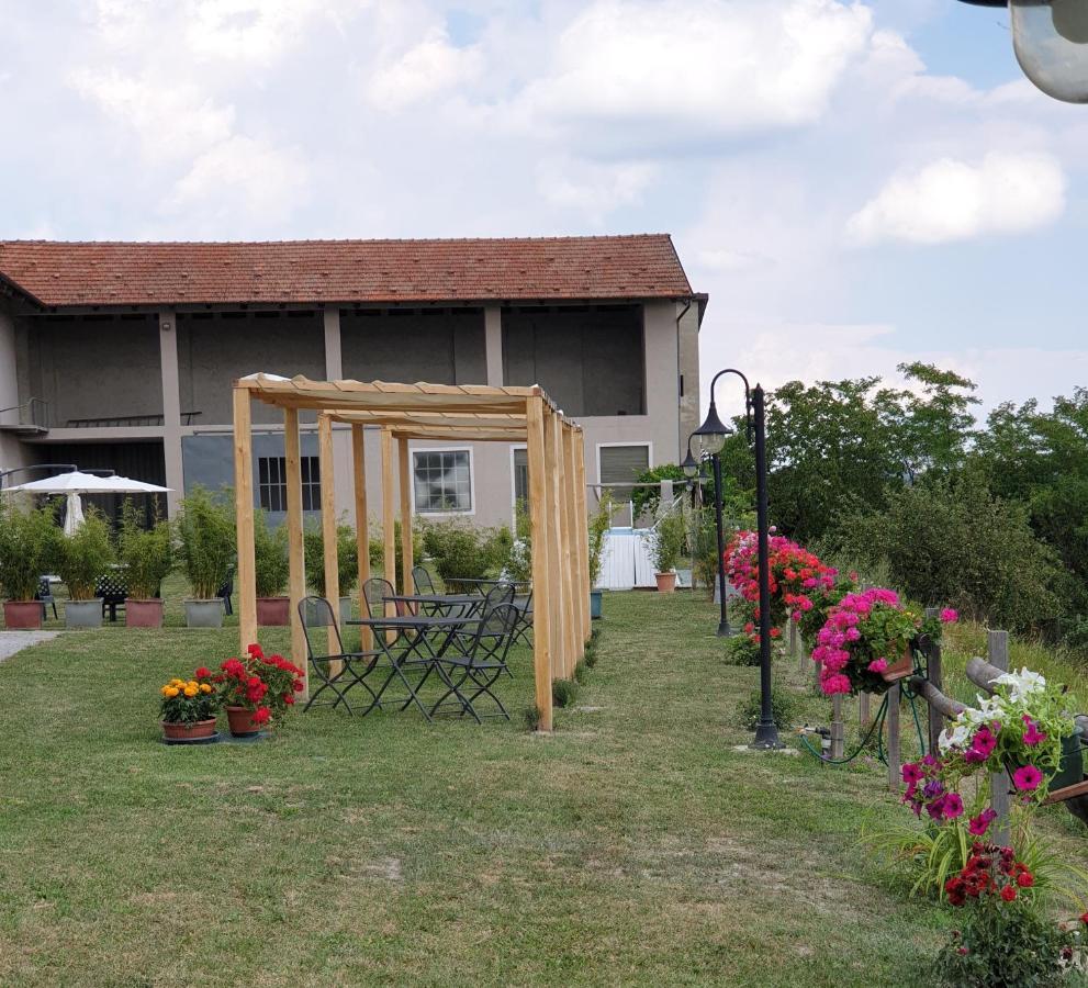 Cascina Brichat Alta Langa Serravalle delle Langhe Bagian luar foto